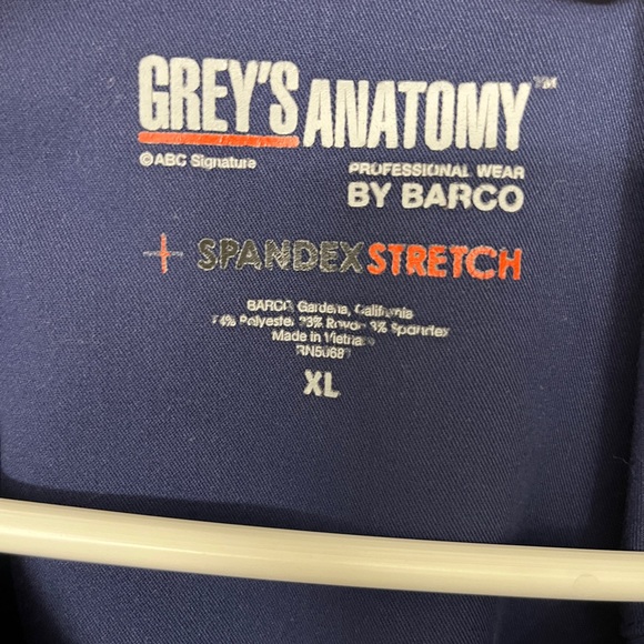 Women’s Greys Anatomy Scrub Top XL - Picture 2 of 4